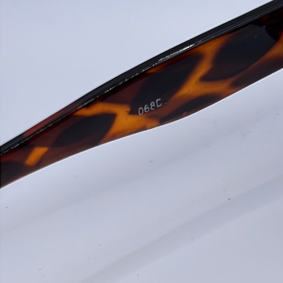 Vintage oversized tortoise shell sunglasses - Picture 6 of 10
